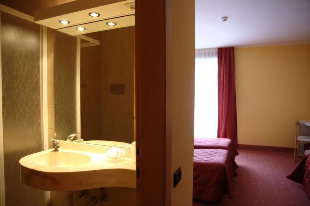 Hotel Bavaria レーヴィコ・テルメ エクステリア 写真